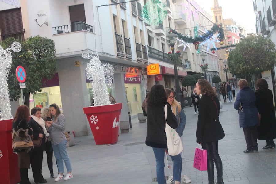 Aspecto que presentaba esta Navidad la calle Ollerías. 
