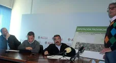 El técnico de Diputación explica el proyecto, ante Luis Salas, Paco Huertas y José Castro. 