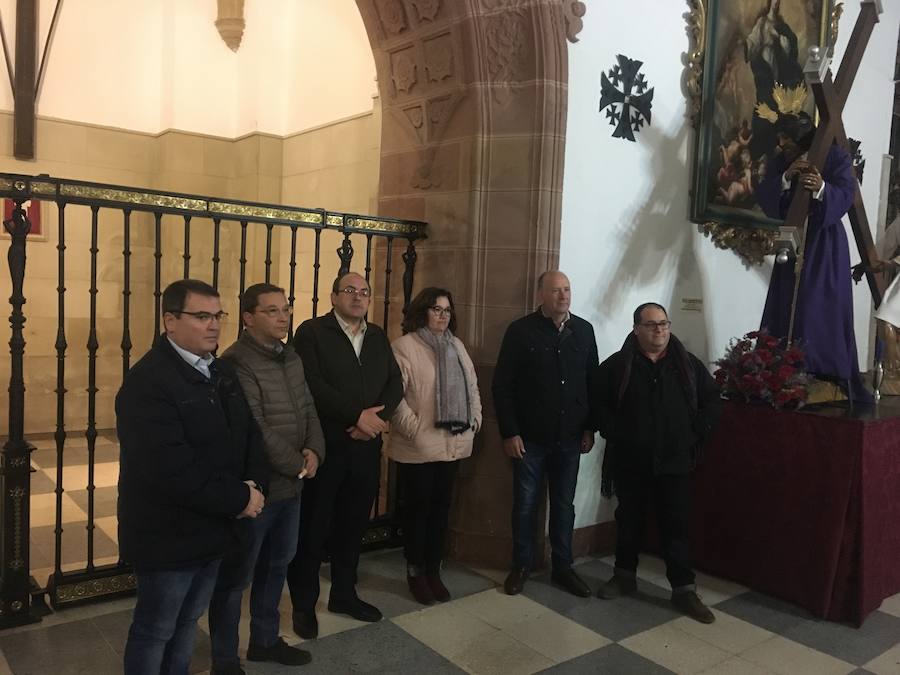 Acto de presentación de la reja con el artista, el alcalde, el párroco y el forjador. 