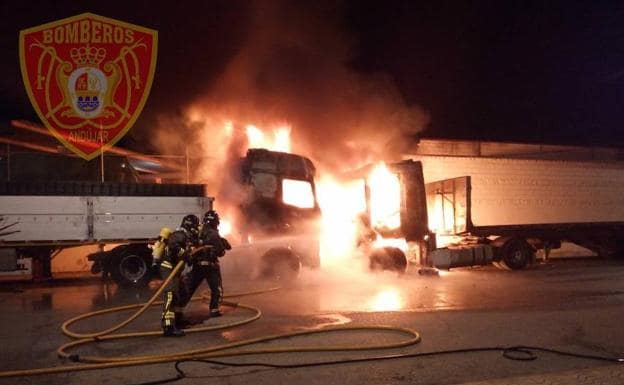 Dos camiones se incendian en Andújar y alcanzan las instalaciones del Carrefour