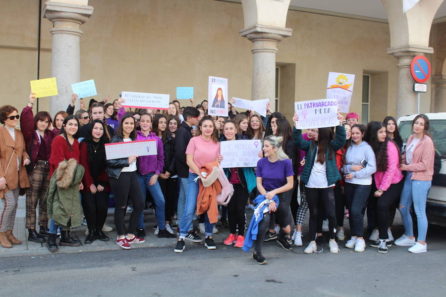 Jóvenes estudiantes de varios centros educativos se concentraron ayer en las puertas del Ayuntamiento. 