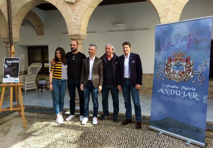 Responsables del montaje de la obra y actores en el Palacio de los Niños de Don Gome. 