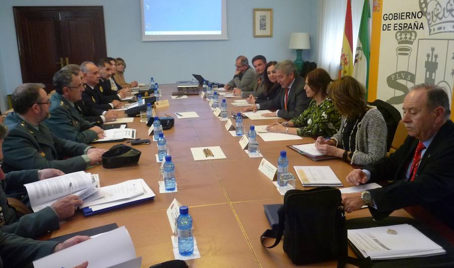 El delegado del Gobierno con los responsables de las fuerzas del Estado en la reunión. I
