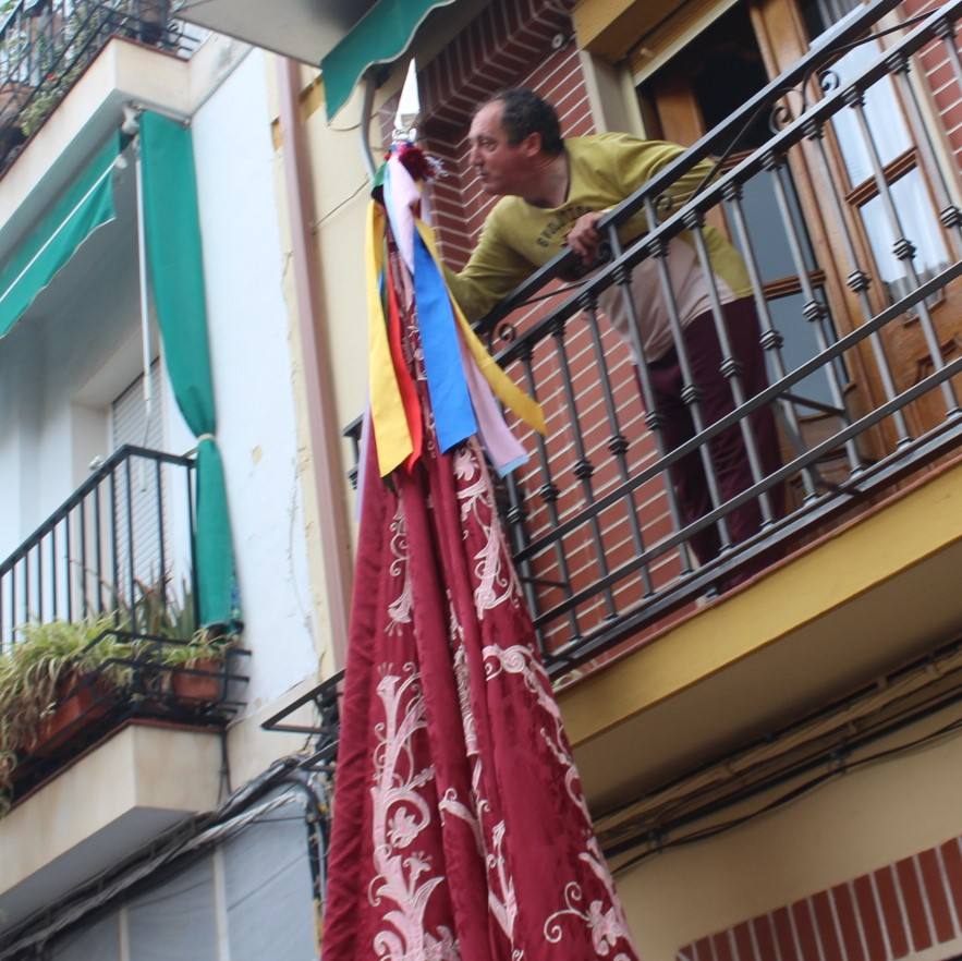 Tras la Misa en la ermita, las banderas recorren el convento de las Madres Trinitarias, la SAFA, el colegio de la Madre del Divino Pastor y los poblados