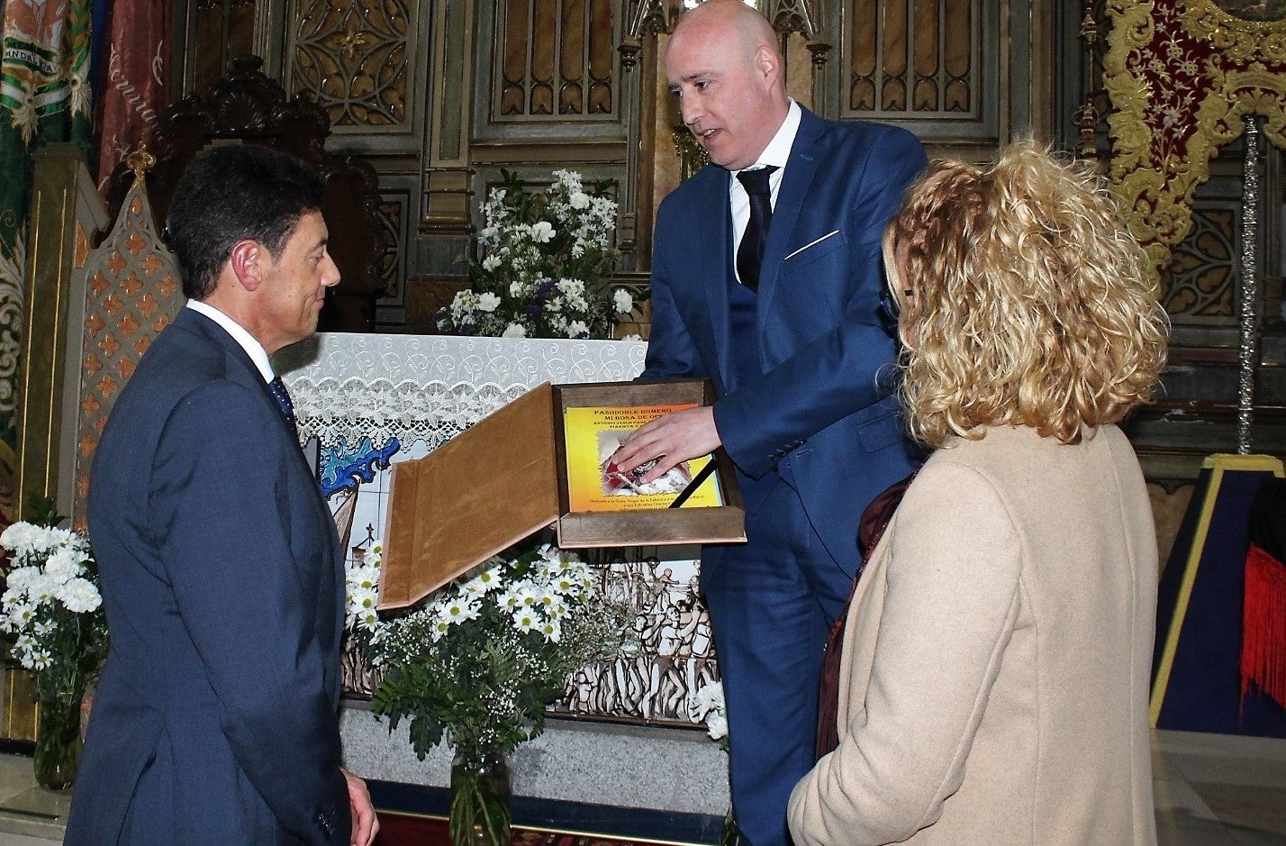 Donación de sus creaciones al presidente y hermana mayo de la Matriz. 