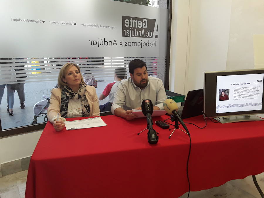Angelal Cardeñas y Jorge Campos durante la presentación de las personas que configuran la candidatura de Gente de Andújar. 