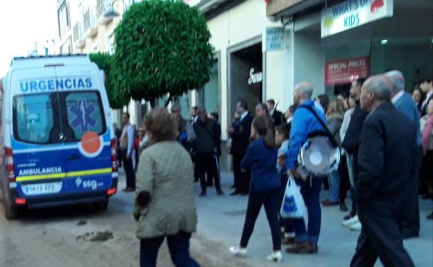 Herida al caerse del caballo la hermana mayor de la cofradía de la Virgen de la Cabeza al principio de la Romería