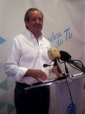 Francisco Carmona durante su comparecencia ayer en la sede de los populares andujareños. 