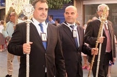 Representantes del grupo parroquial durante la procesión del Corpus. 