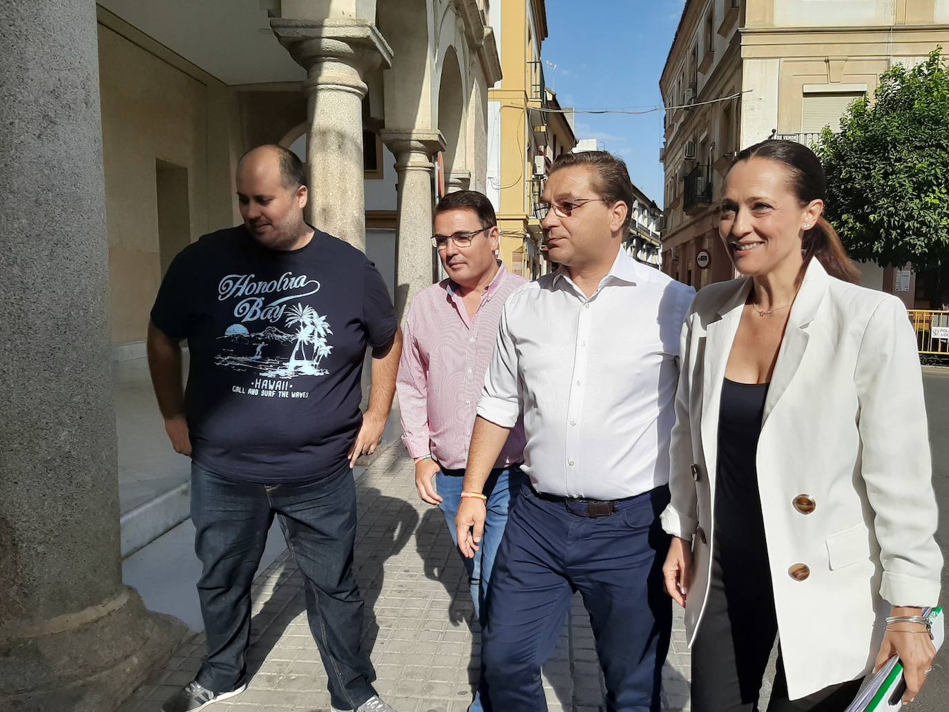 Maribel Lozano, Paco Huertas y miembros de la Corporación en las puertas del Ayuntamiento. 