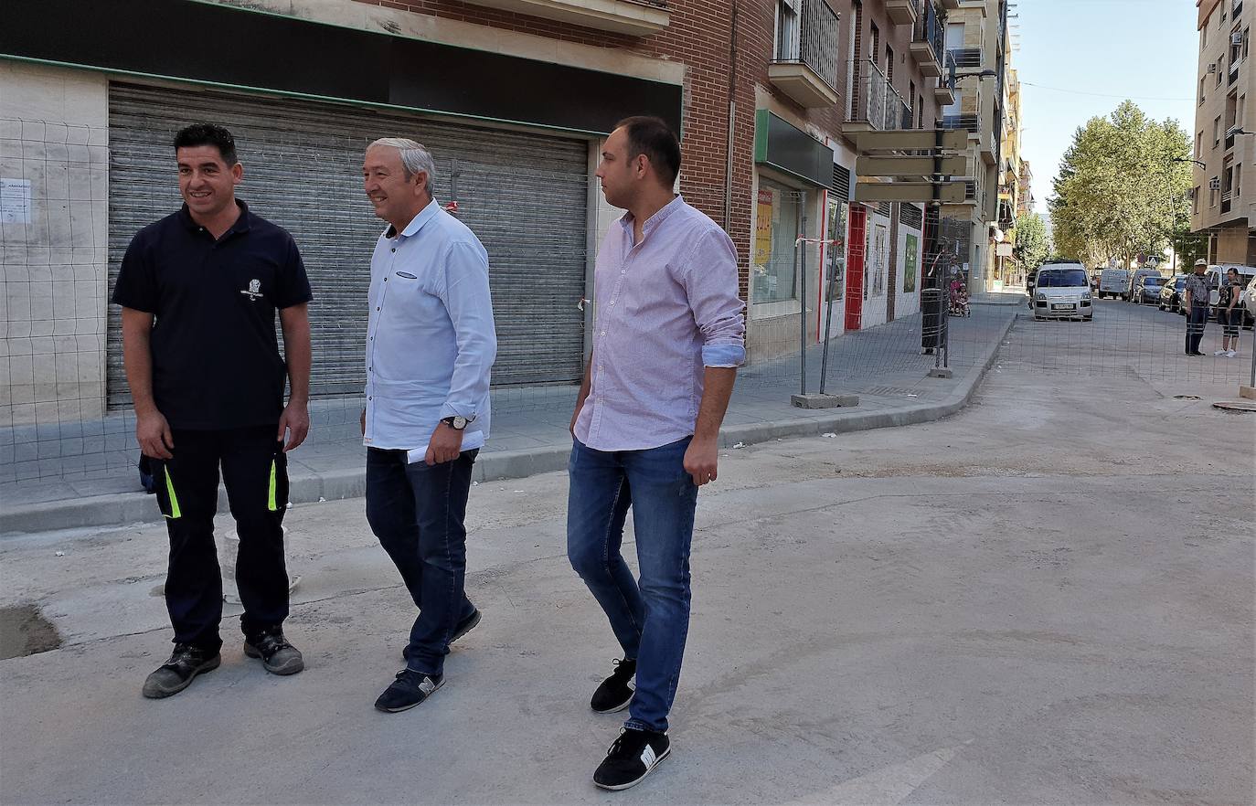 Lucas García, en el centro, visitó ayer los trabajos junto con el concejal de Patrimonio, José ORIA. 