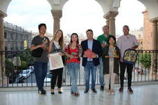 Integrantes del Ayuntamiento con miembros de la expedición. 