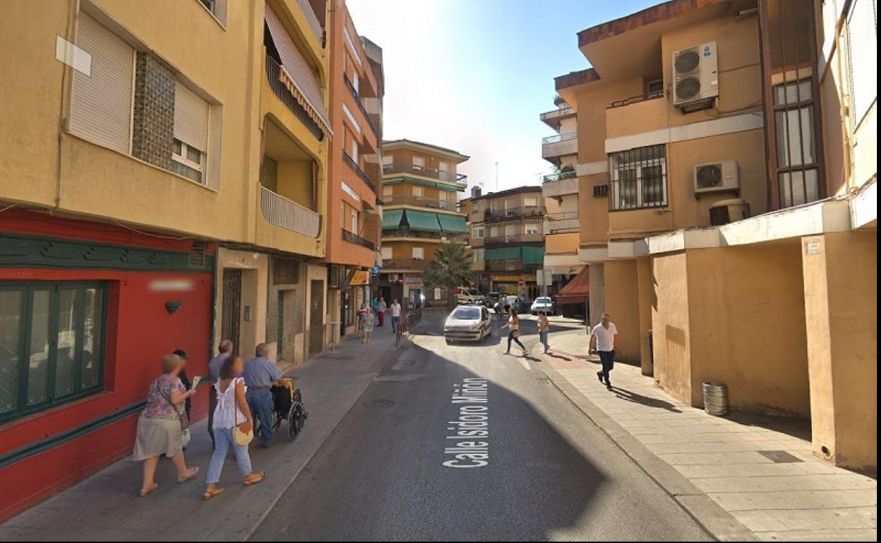 Intoxicadas por humo una mujer y un menor en el incendio de un piso en Andújar