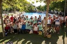 IOntegrantes de este colectivo medioambiental de Andújar con la amplia pileta natural de fondo. 