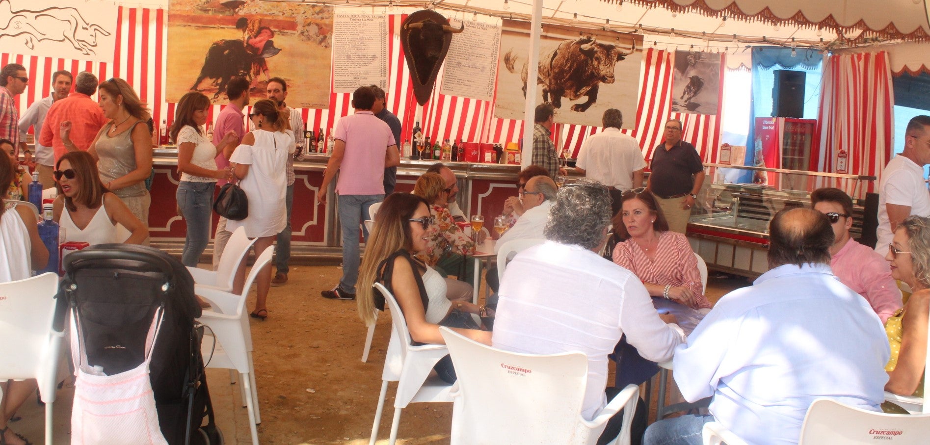 Ambiente en el día de ayer en la Caseta de la peña taurina. 