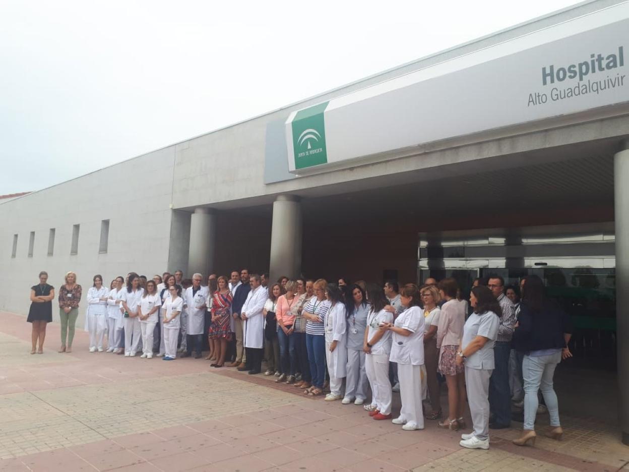 Participantes en la concentración de ayer a las puertas del hospital.