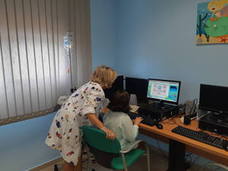 Una alumna recibe clases de compensación. 