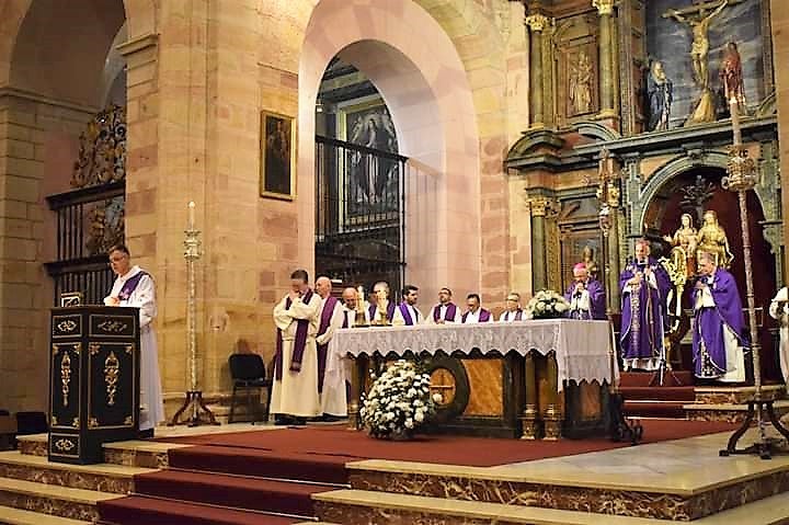 vVarios sacerdotes concelebraron el funeral presidido por el obispo de Jaén. 