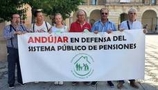 Integrantes del Movimiento Local por Unas Pensiones Dignas, ayer en Andújar. 
