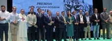Las instituciones y personas premiadas posan con las autoridades al final de la gala. 