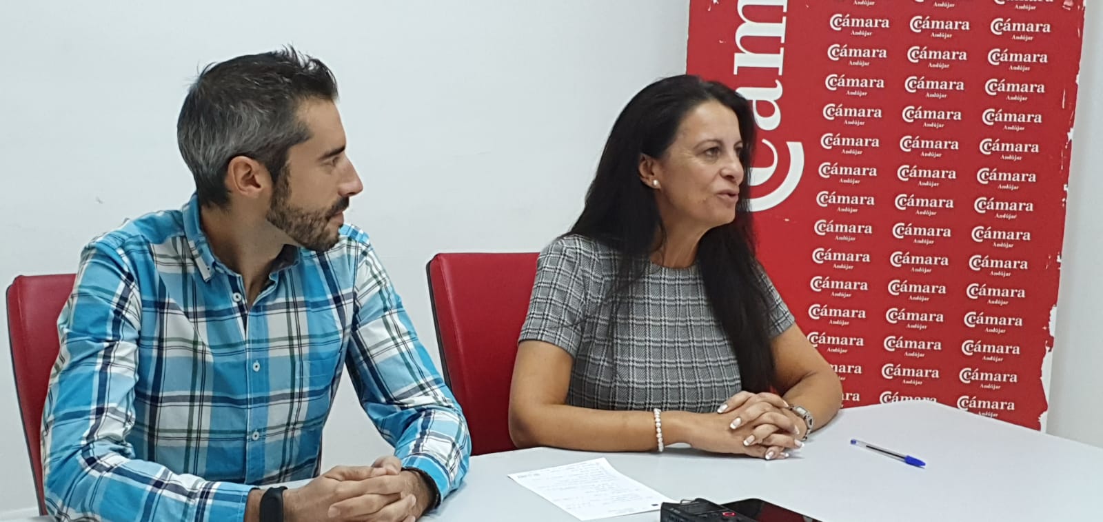 Javier Herrera y Ana Peña durante la pressentación. 