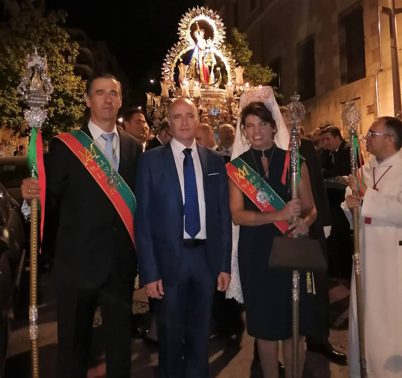 Antonio Jesús Pareja, durante la procesión de la Virgen de la Cabeza en la capital nazarí con los hermanos mayores. 