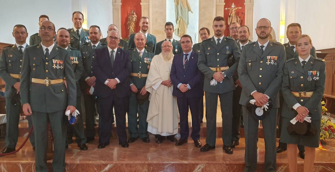 La ciudad de Andújar ha rendido honores a la bandera de España y en un acto que se ha celebrado esta mañana en la Plaza de España, donde se ha izado la enseña nacional y se ha tributado un homenaje a los Guardias Civiles caídos. Después se celebrado una Eucaristía en la parroquia de la Divina Pastora, donde la sociedad iliturgitana ha acompañado a la Benemérita. La jornada ha concluido con una copa en la Casa Cuartel de la Guardia Civil.
