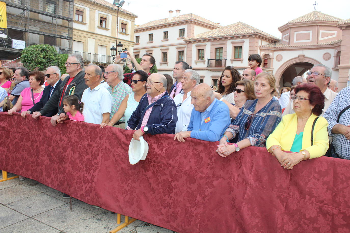 La ciudad de Andújar ha rendido honores a la bandera de España y en un acto que se ha celebrado esta mañana en la Plaza de España, donde se ha izado la enseña nacional y se ha tributado un homenaje a los Guardias Civiles caídos. Después se celebrado una Eucaristía en la parroquia de la Divina Pastora, donde la sociedad iliturgitana ha acompañado a la Benemérita. La jornada ha concluido con una copa en la Casa Cuartel de la Guardia Civil.