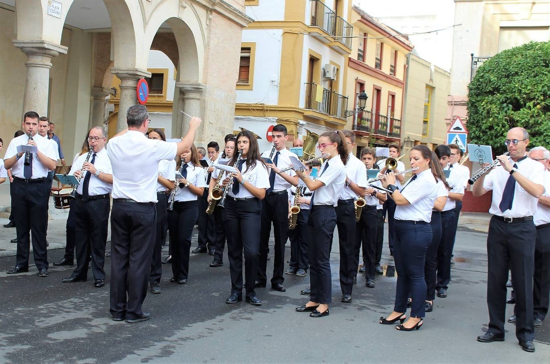 La ciudad de Andújar ha rendido honores a la bandera de España y en un acto que se ha celebrado esta mañana en la Plaza de España, donde se ha izado la enseña nacional y se ha tributado un homenaje a los Guardias Civiles caídos. Después se celebrado una Eucaristía en la parroquia de la Divina Pastora, donde la sociedad iliturgitana ha acompañado a la Benemérita. La jornada ha concluido con una copa en la Casa Cuartel de la Guardia Civil.