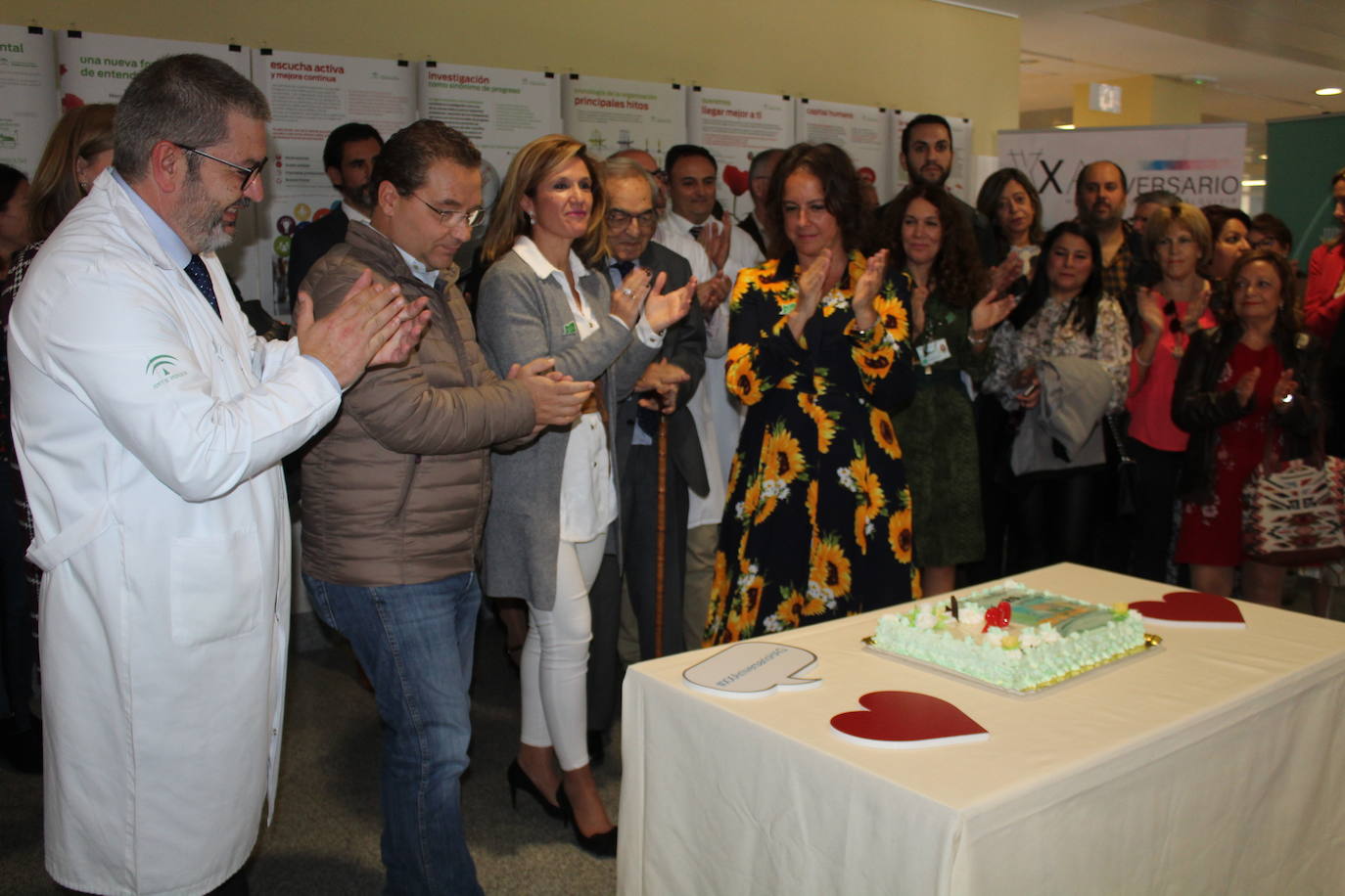 Autoridades y responsables de la Agencia Sanitaria, con la tarta conmemorativa de los 20 años. 
