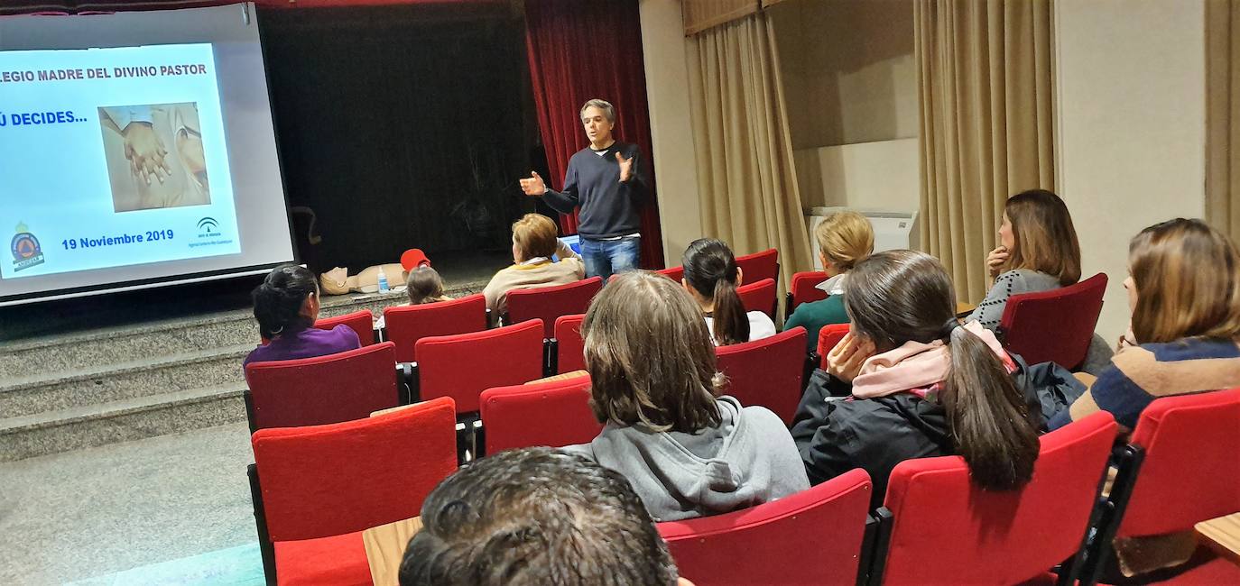 Gustavo Cortés durante su charla a los padres y madres en el salón de actos del Colegio Madre del Divino Pastor. 