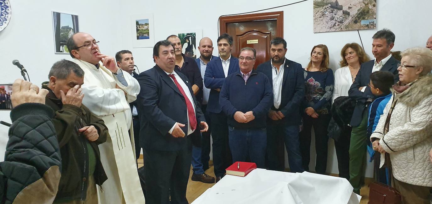 Guillermo se dirige a los asistentes en el actro de inauguración de hoy. 