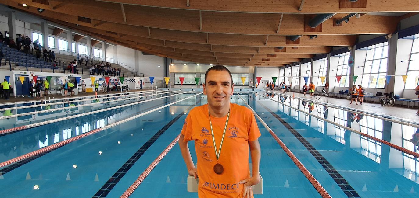 Miguel Ángel Martínez Tajuelo consigue tres oros y una plata en el campeonato andaluz de natación adaptada