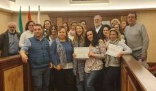 El alumnado participante posa con los monitores, el alcalde y la edil de Formación. 