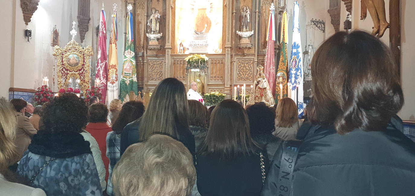 Rezo de la Salve a la Virgen de la Cabeza en el altar de la ermita de la calle Ollerías durante la Sabatina. 