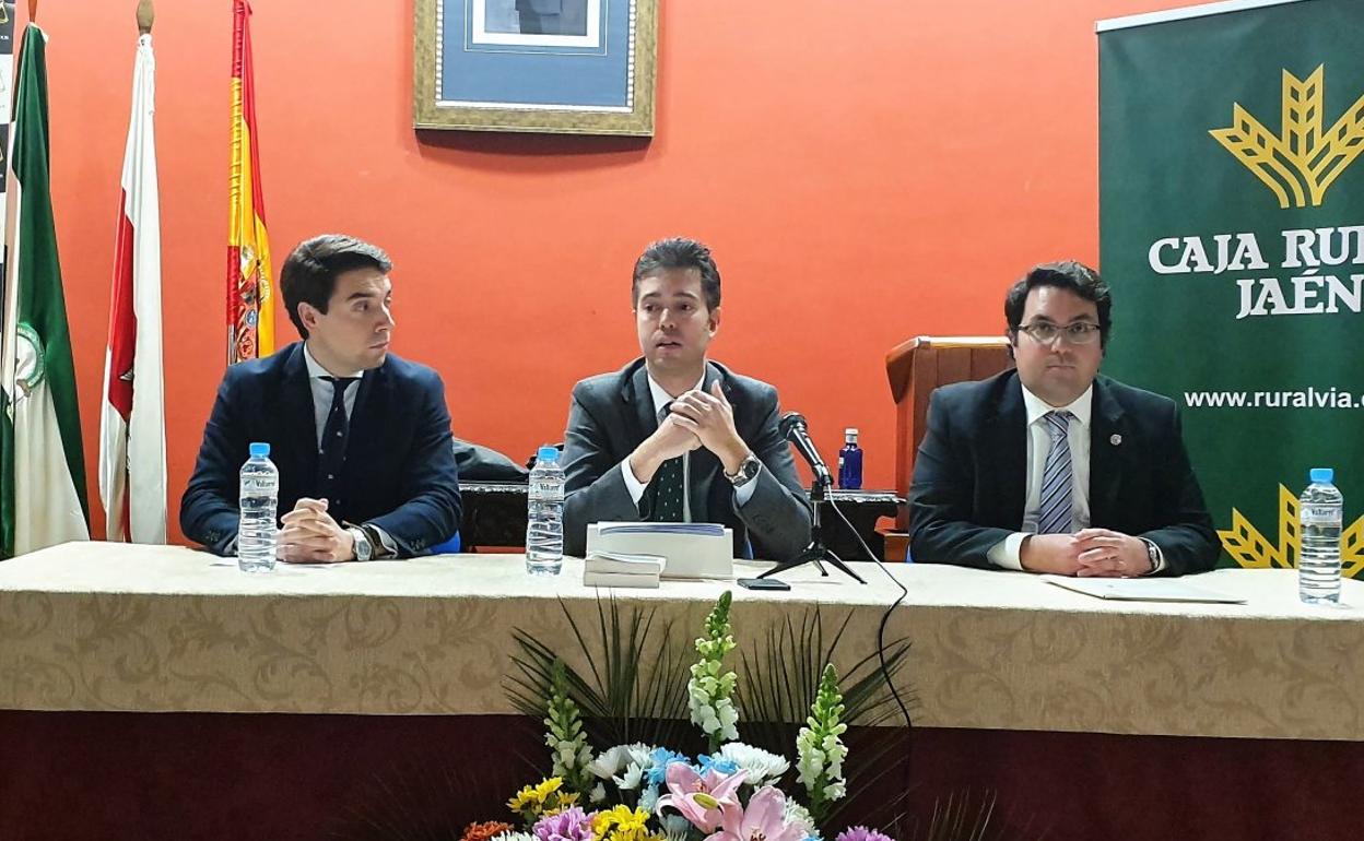 José María Capilla, en el centro, durante la charla.