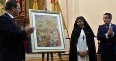 Sor Ana María observa con detenimiento su creación ante el alcalde y el concejal de Festejos anoche en Santa Marina. 