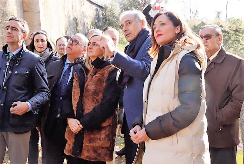 Visita de la consejera Marifrán Carazo con motivo del inicio de las obras de reparación del puente del Jándula. 