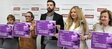 Responsables del sindicato y del comité de empresa en la ciudad, con las pancartas que anuncian la movilización del martes. 