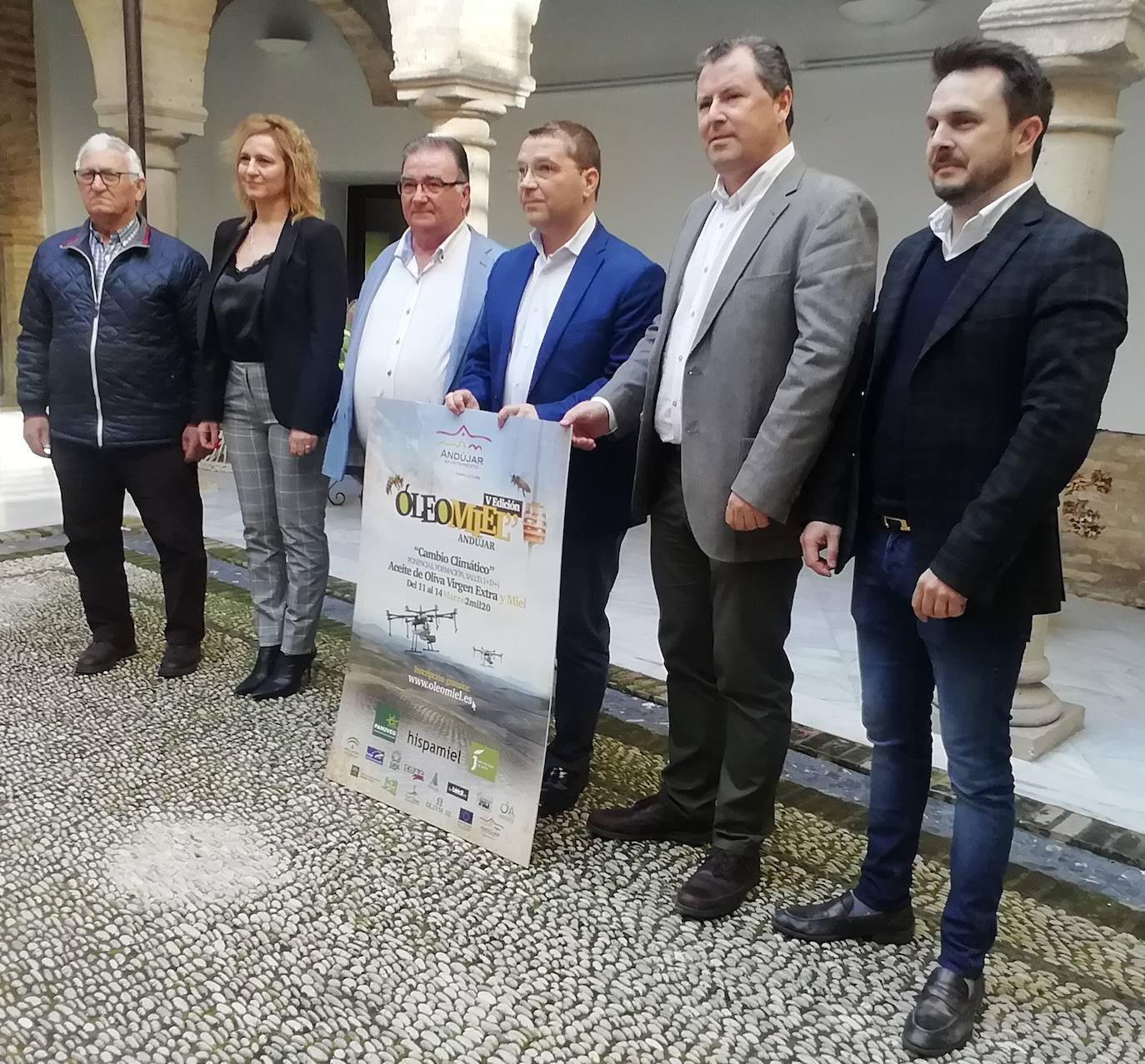 Responsables de los organismos organizadores posan con el cartel. 