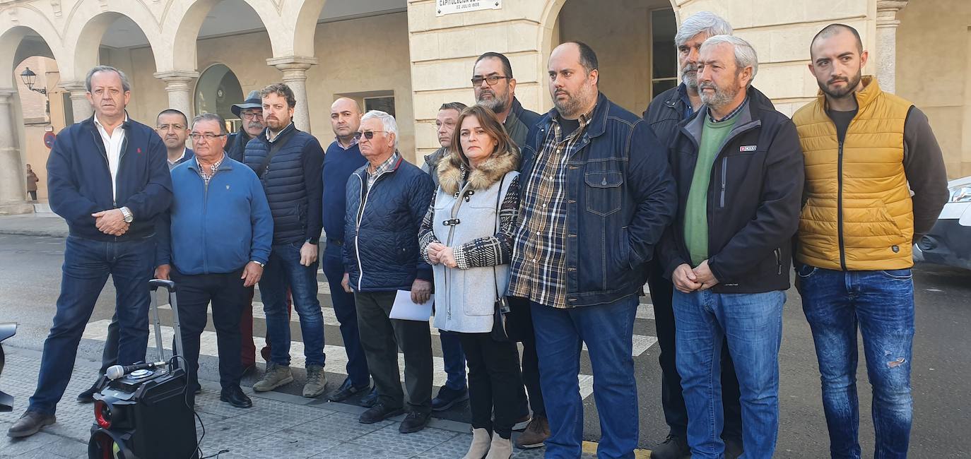 Representantes de partidos políticos y asociaciones agrarias durante la manifestación. 