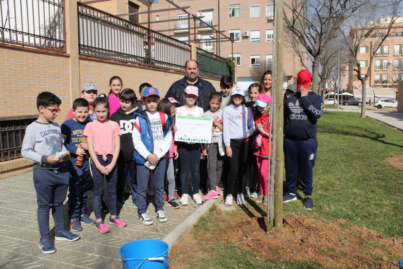 El concejal con escolares de la ciudad en la plantación de los árboles. 