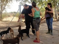 Juan Francisco Cazalilla en una Sociedad Protectora de Animales del municipio. 