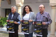 Responsables de Peregrinos del Alba, con la edil de Juventud. 