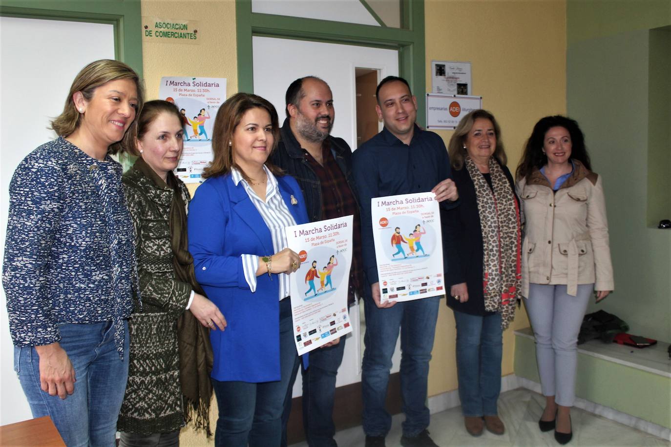 Organizadoras posan con los carteles. 