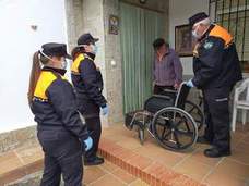 Integranntes de Protección Civil de Andújar, ayudan a una persona mayor en su domicilio. 