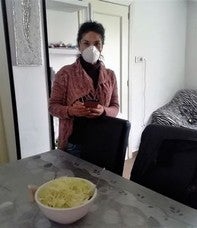 Danisa posa con una mascarilla en su casa de Andújar. 