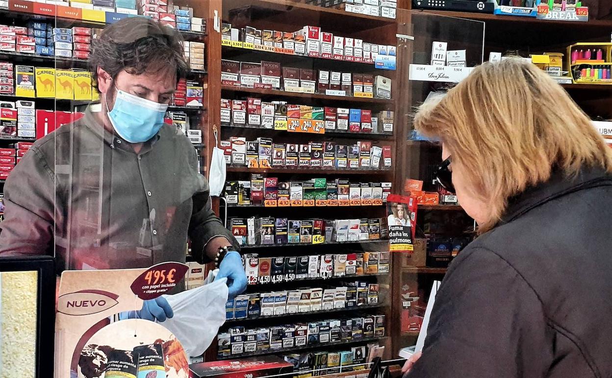 Jorge atiende ayer a una cliente en el estanco de Corredera Capuchinos. 