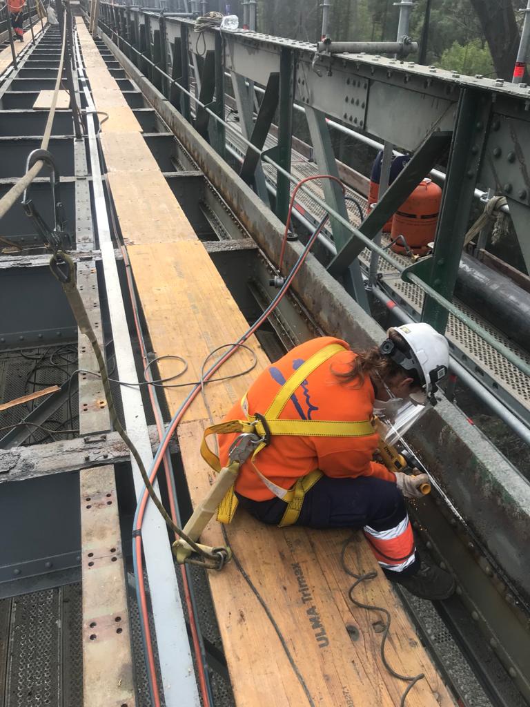 Operarios trabajan en la reparación. 