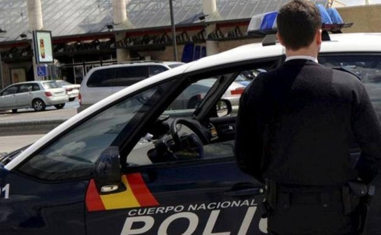 La Policía Nacional detiene en Andújar a una persona por amenazar y agredir a un policía